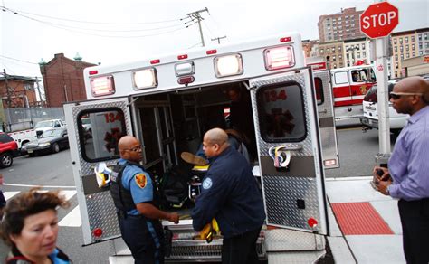 Autobús se estrella contra dos vehículos y un edificio en Baltimore; hay 16 heridos
